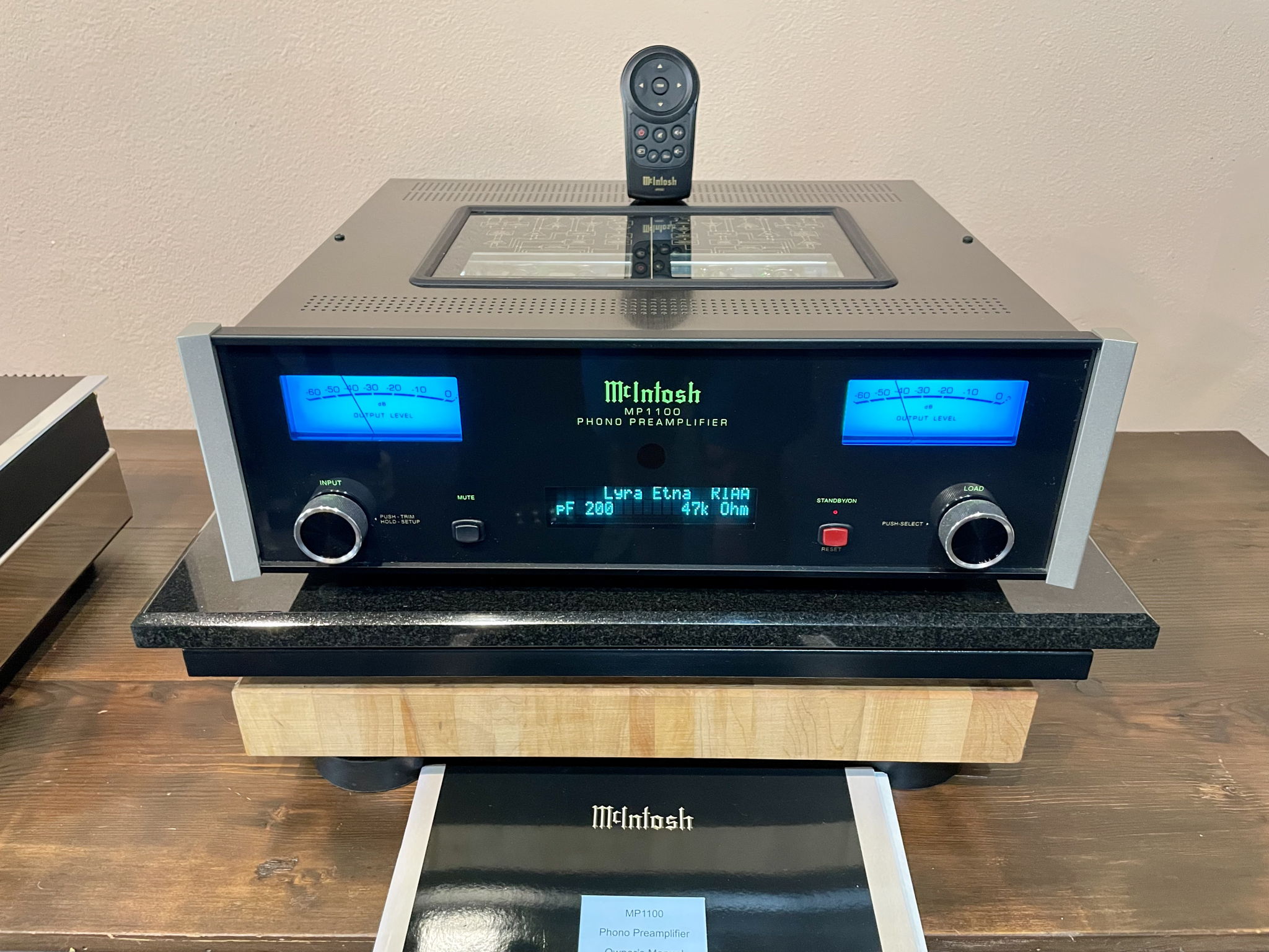 McIntosh MP1100 Tube Phono Preamp Balanced & Digital Ou... 3