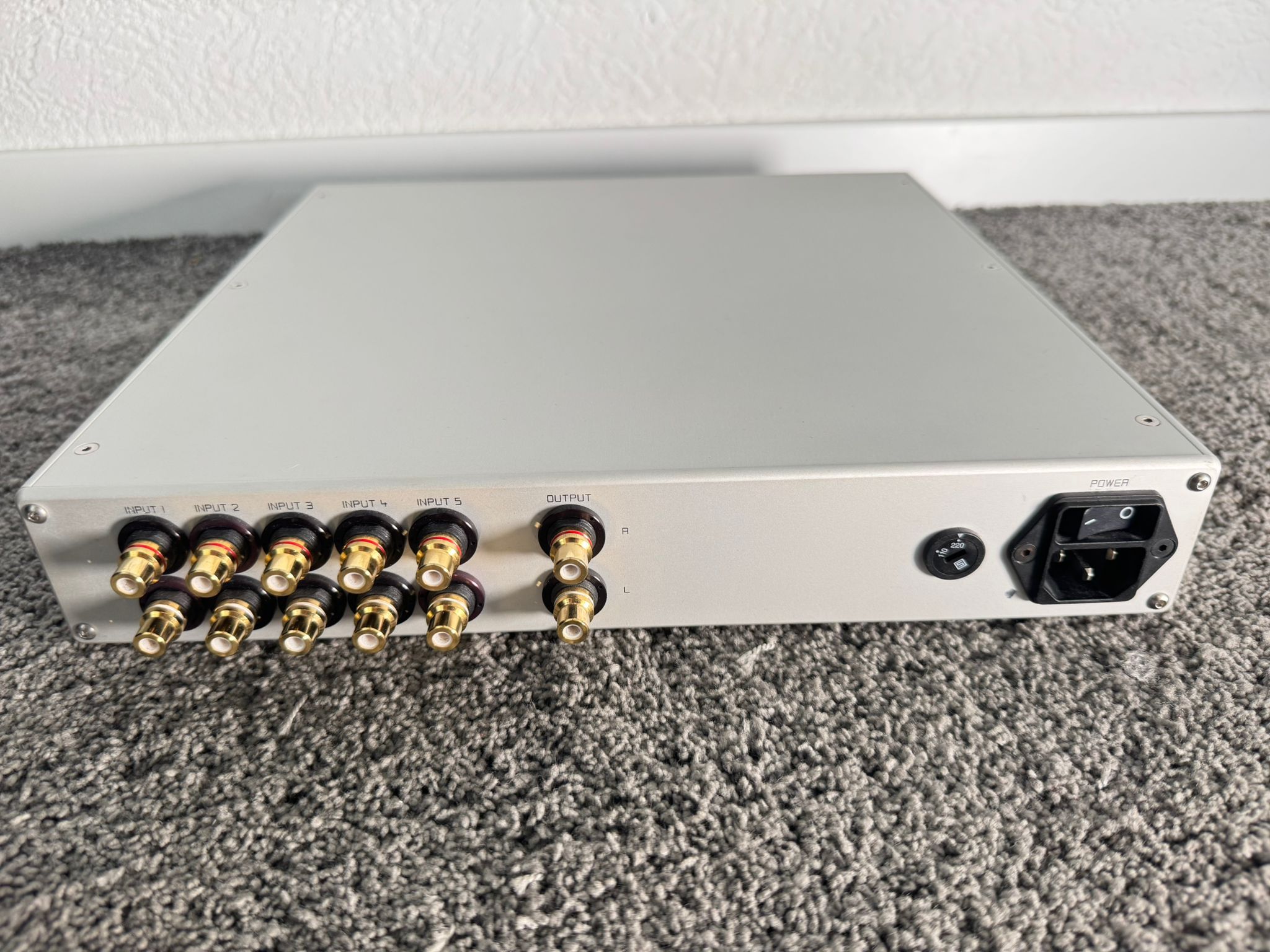 Goldmund Metis 2 pre amplifier in silver 7