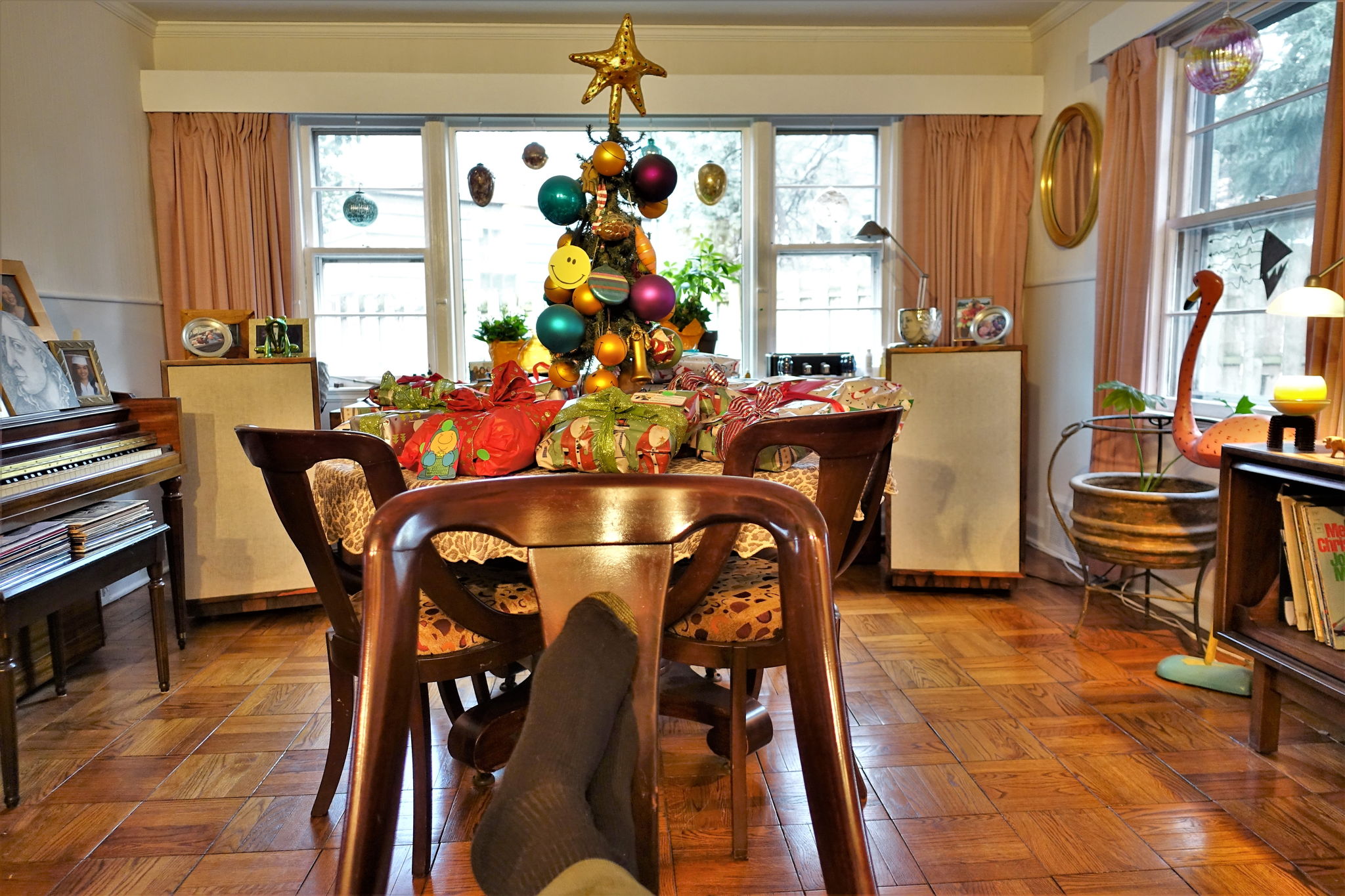 Imaging is Phantom, close your eyes, it's all still there behind the happy Christmas Tree.