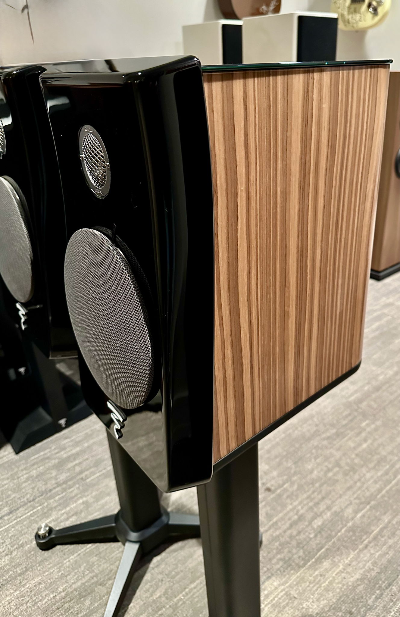 Focal Kanta 1 High Gloss Deep Black Front w Walnut Side... 2