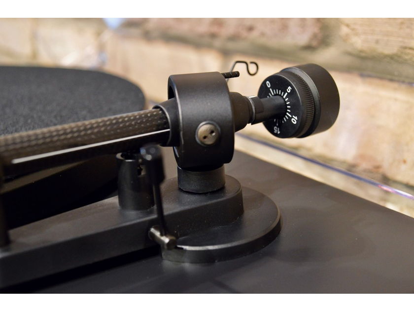 Pro-Ject Audio Systems Debut Carbon EVO Turntable w/Sumiko Rainier Cart. - Satin Black