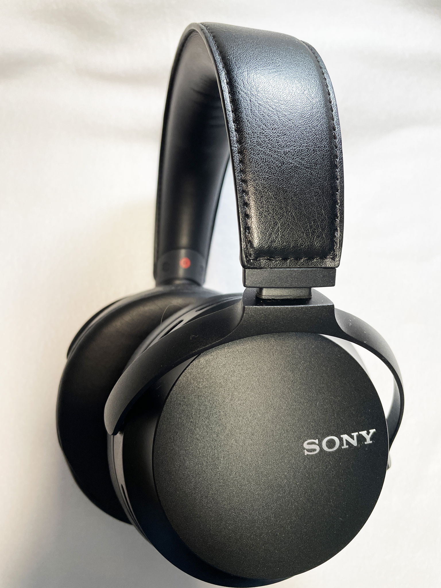 Sony MDR-Z7M2 Circumaural Closed-Back Headphones 6