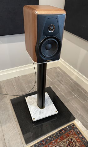 Sonus Faber Electa Amator III with matching stands - Fa...