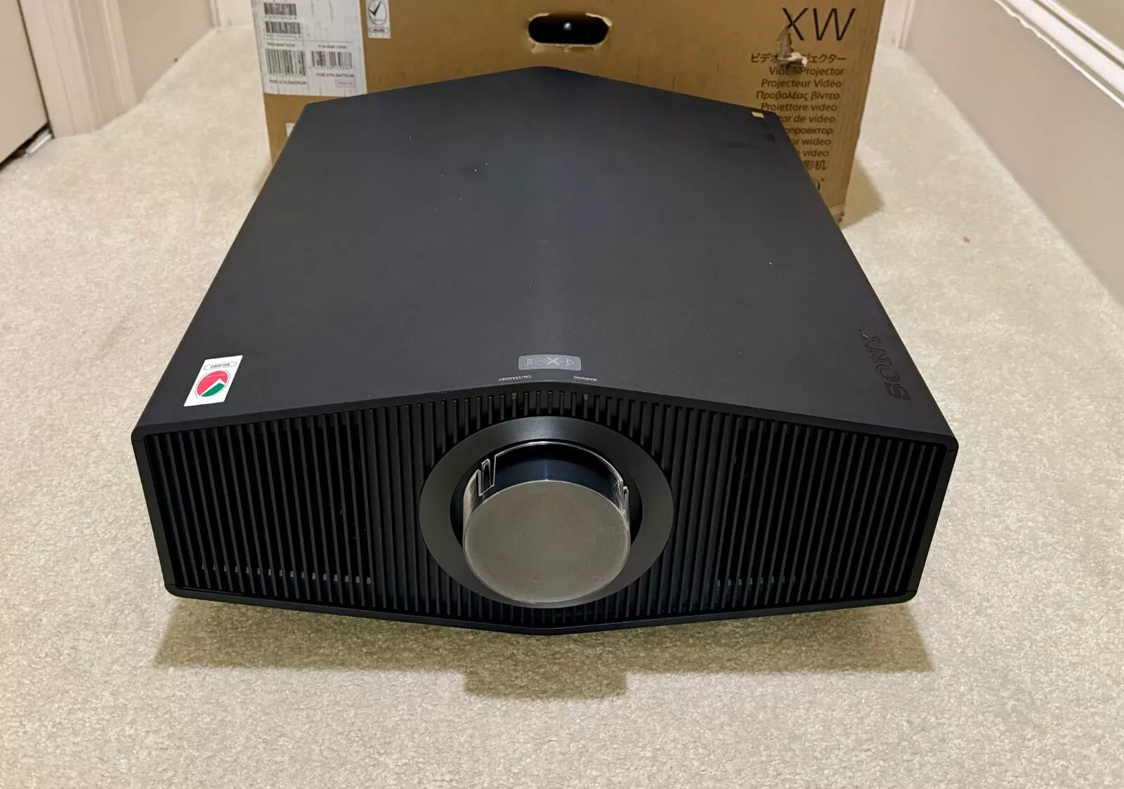 Sony VPL-XW8100ES Bravia 9 4k Projector - like new, pan...