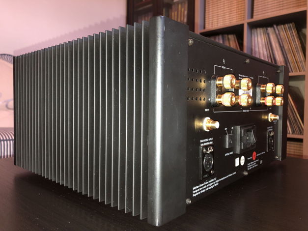Meridian 557 power amplifier