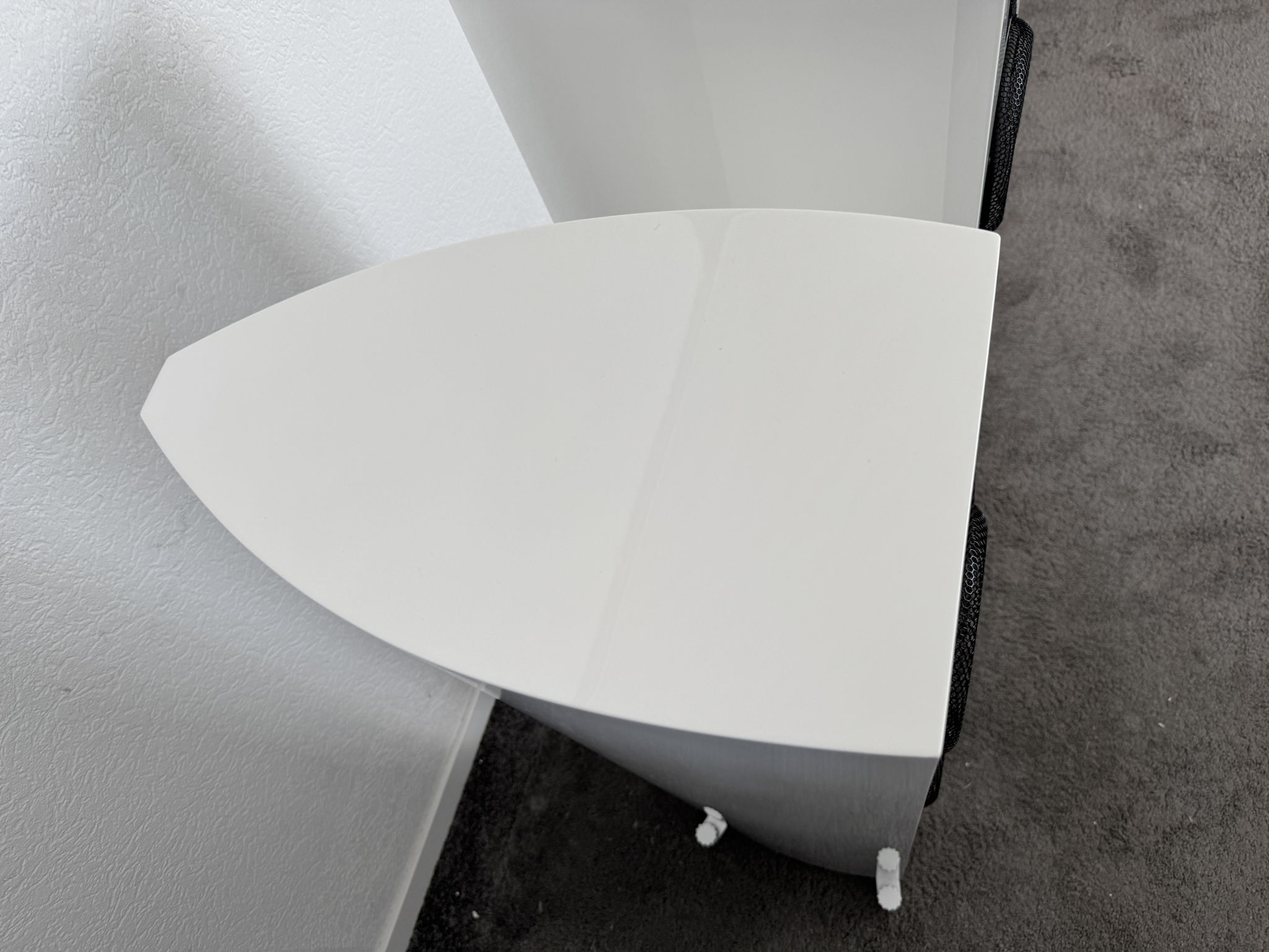 Gauder Akustik Vescova Black Edition speakers in white 6