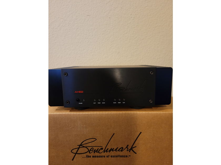 Benchmark AHB2 with (2) Benchmark SpeakOn 25ft speaker cable -Locking Banana Termination