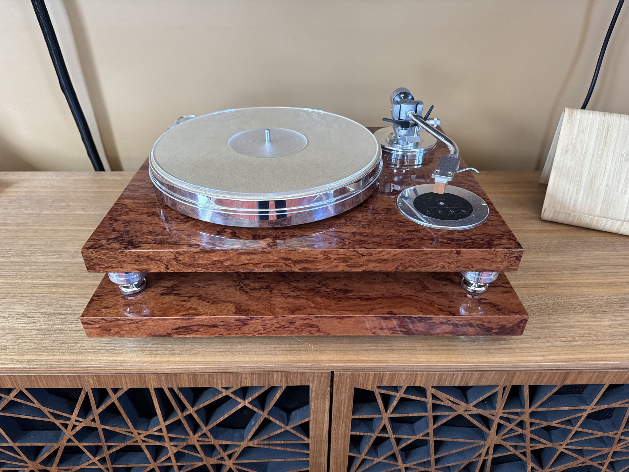 Acoustic solid Bubinga 113 with isolation platform and weight (not shown) 