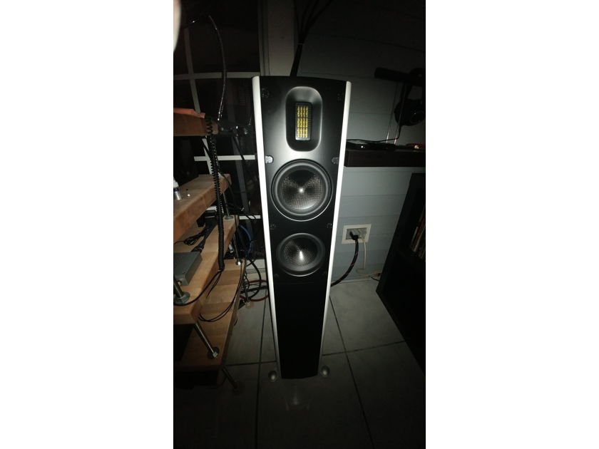 Scansonic  MB-2.5 compact floorstanding speakers,White,as new,FINAL REDUCTION!
