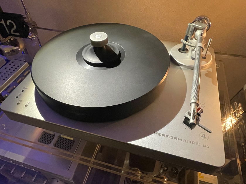 CLEARAUDIO PERFORMANCE DC TURNTABLE WITH CARTRIDGE AND CLAMP
