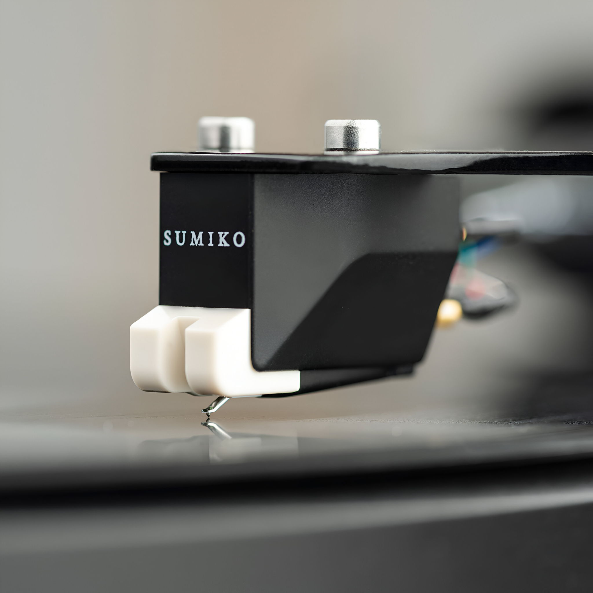 Pro-Ject Debut Carbon EVO Turntable with Rainier Cartri... 4