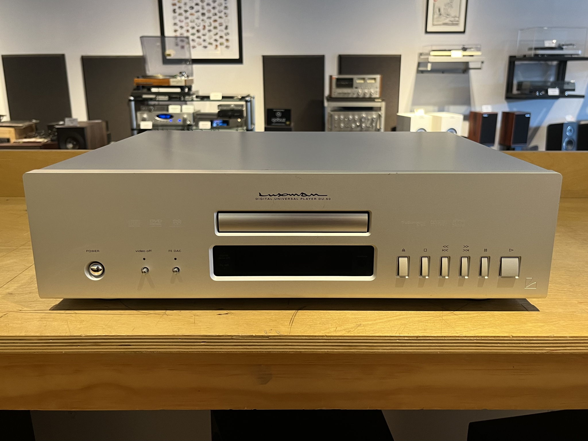 Luxman DU-50 Universal SACD/CD/DVD Player 2