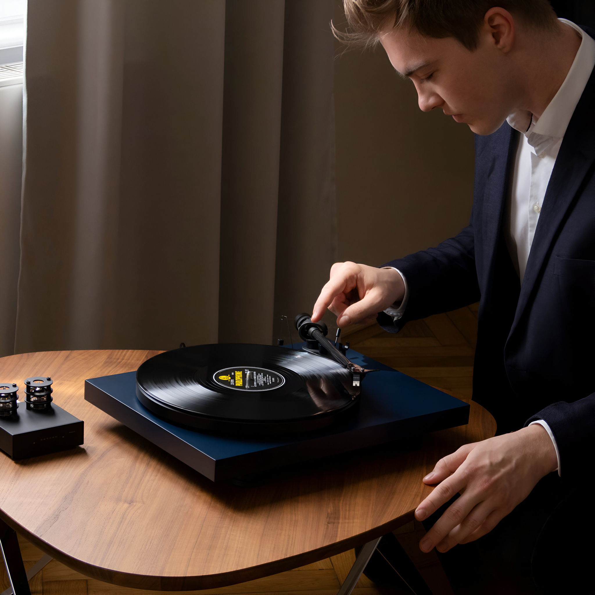 Pro-Ject Debut Carbon EVO Turntable with Rainier Cartri... 8