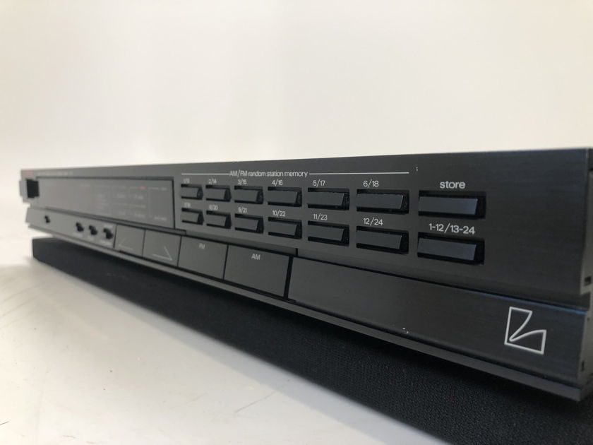 Luxman T-117 Digital Synthesized AM/FM Stereo Tuner