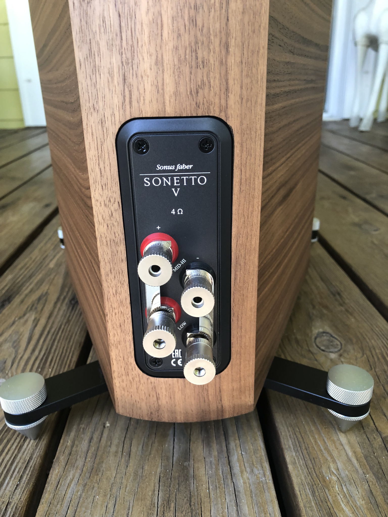 Sonus Faber Sonetto V floorstanders in Walnut 10