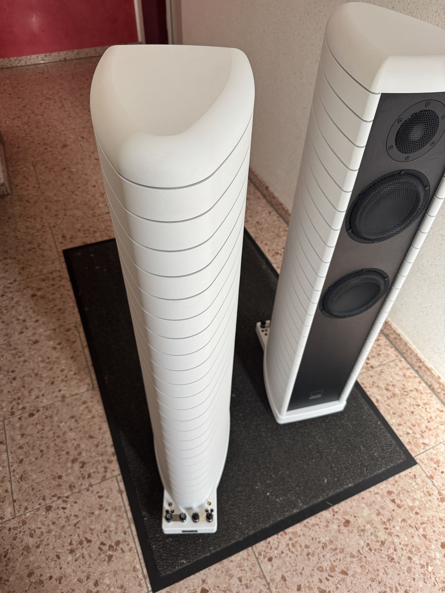 Gauder Akustik DARC 80 speakers in white-silver 8