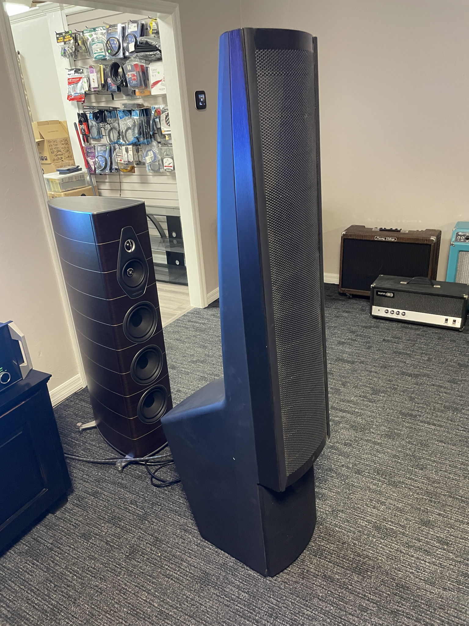 1/pr Martin Logan Ascent floor speakers in blk, play co... 2