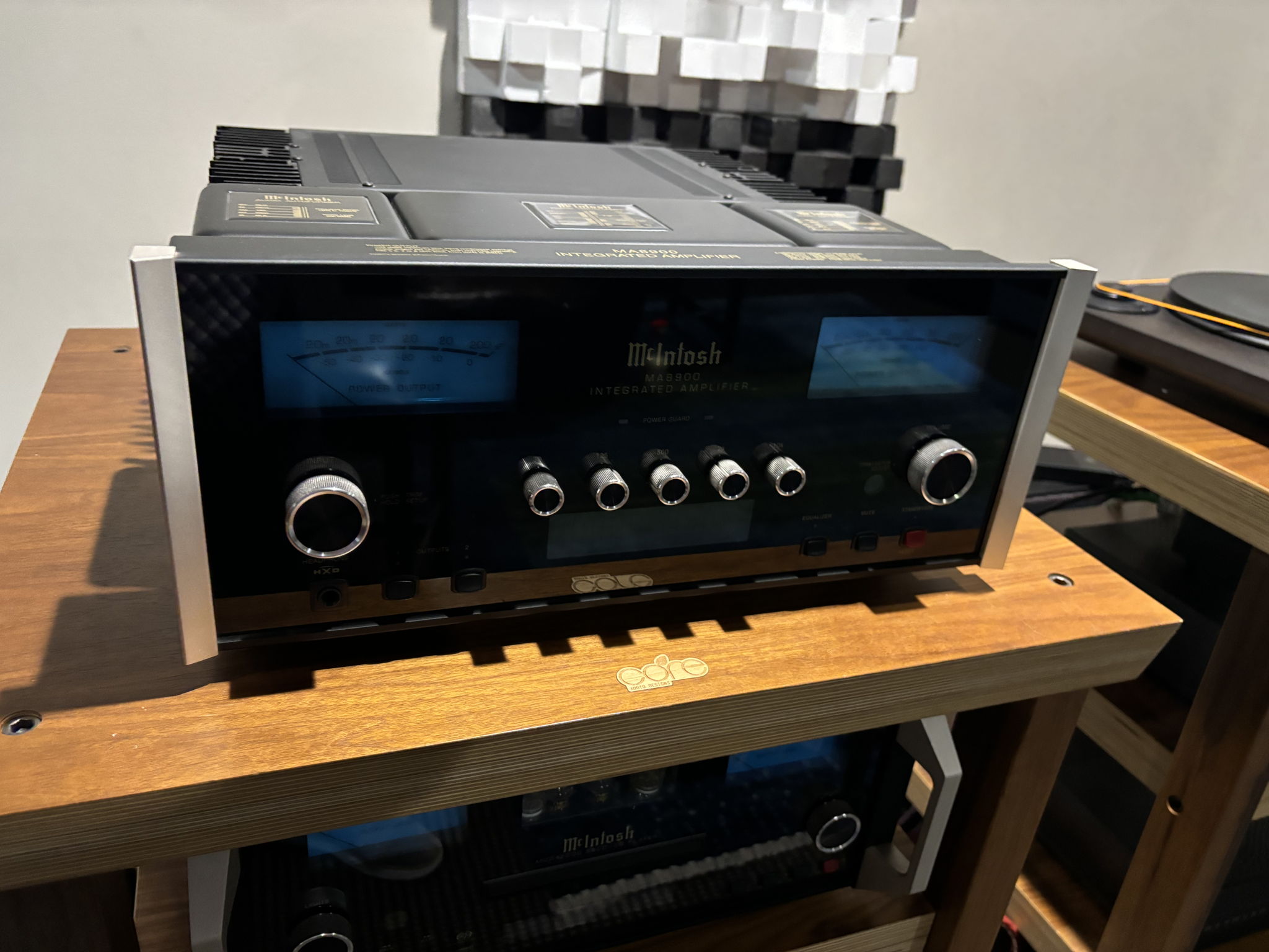 McIntosh MA-8900 Integrated Amplifier 2