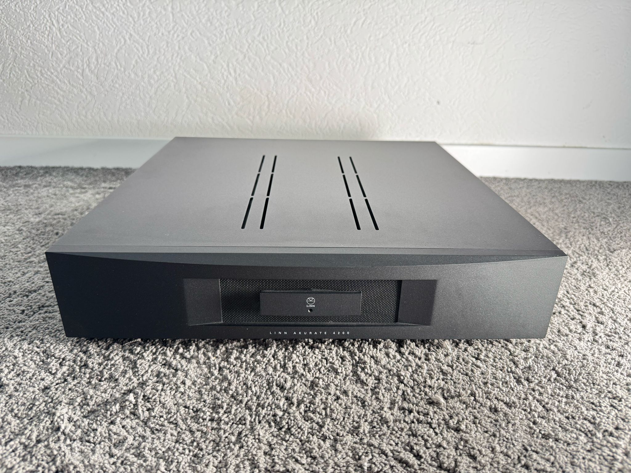 Linn Akurate 4200 power amplifier in black with XLR