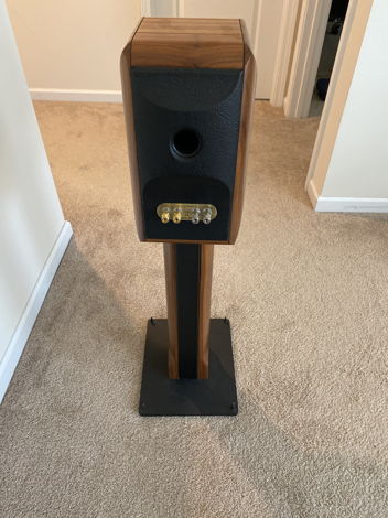 Sonus Faber Signum. With Stands