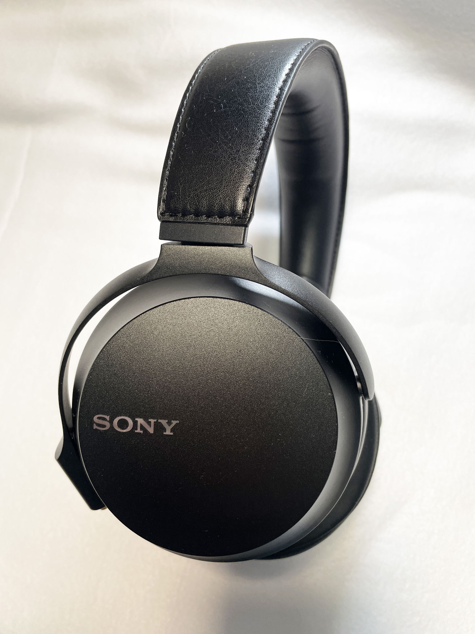 Sony MDR-Z7M2 Circumaural Closed-Back Headphones 5