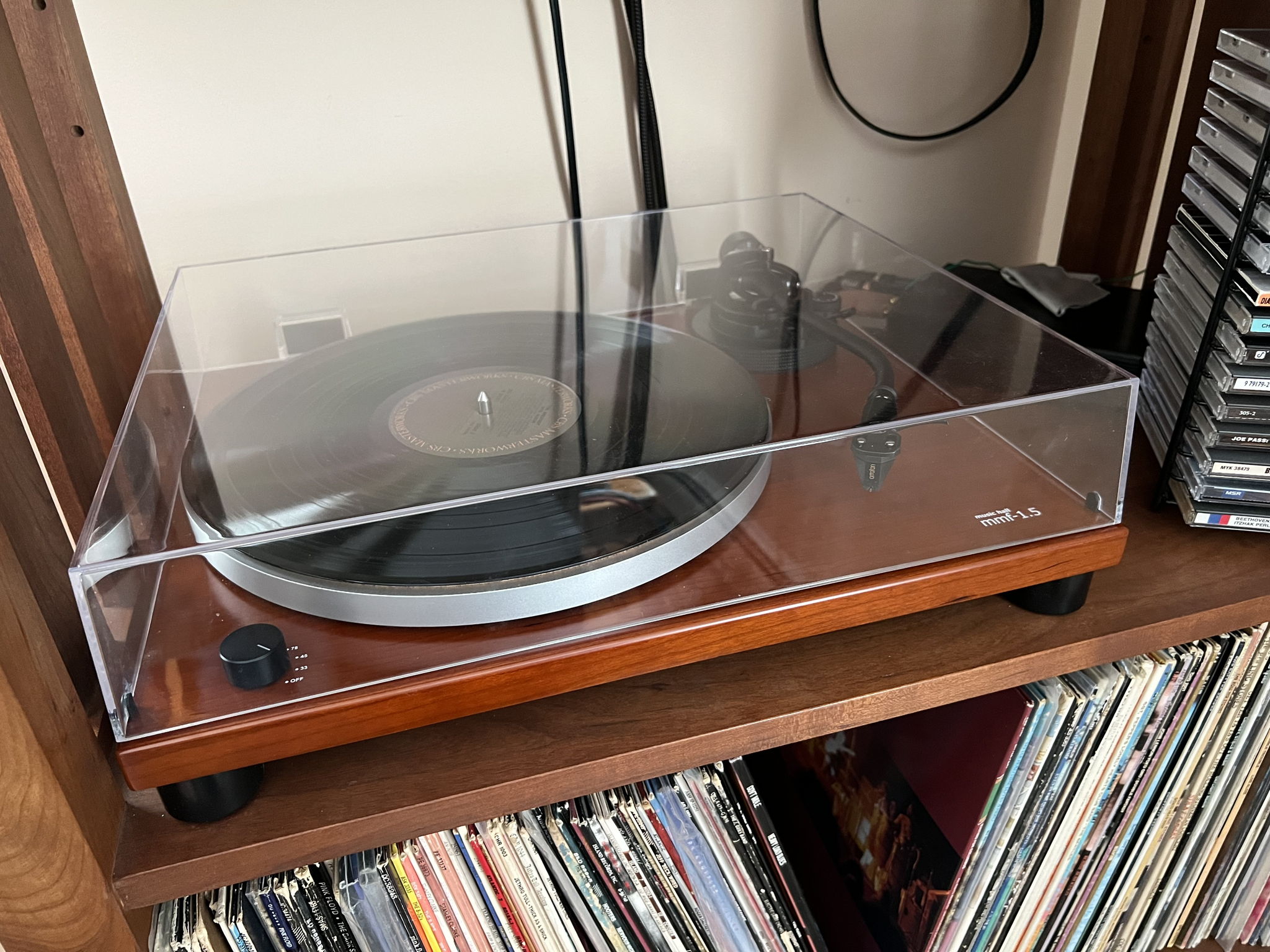 fits on side shelf; interchangeable headshell +