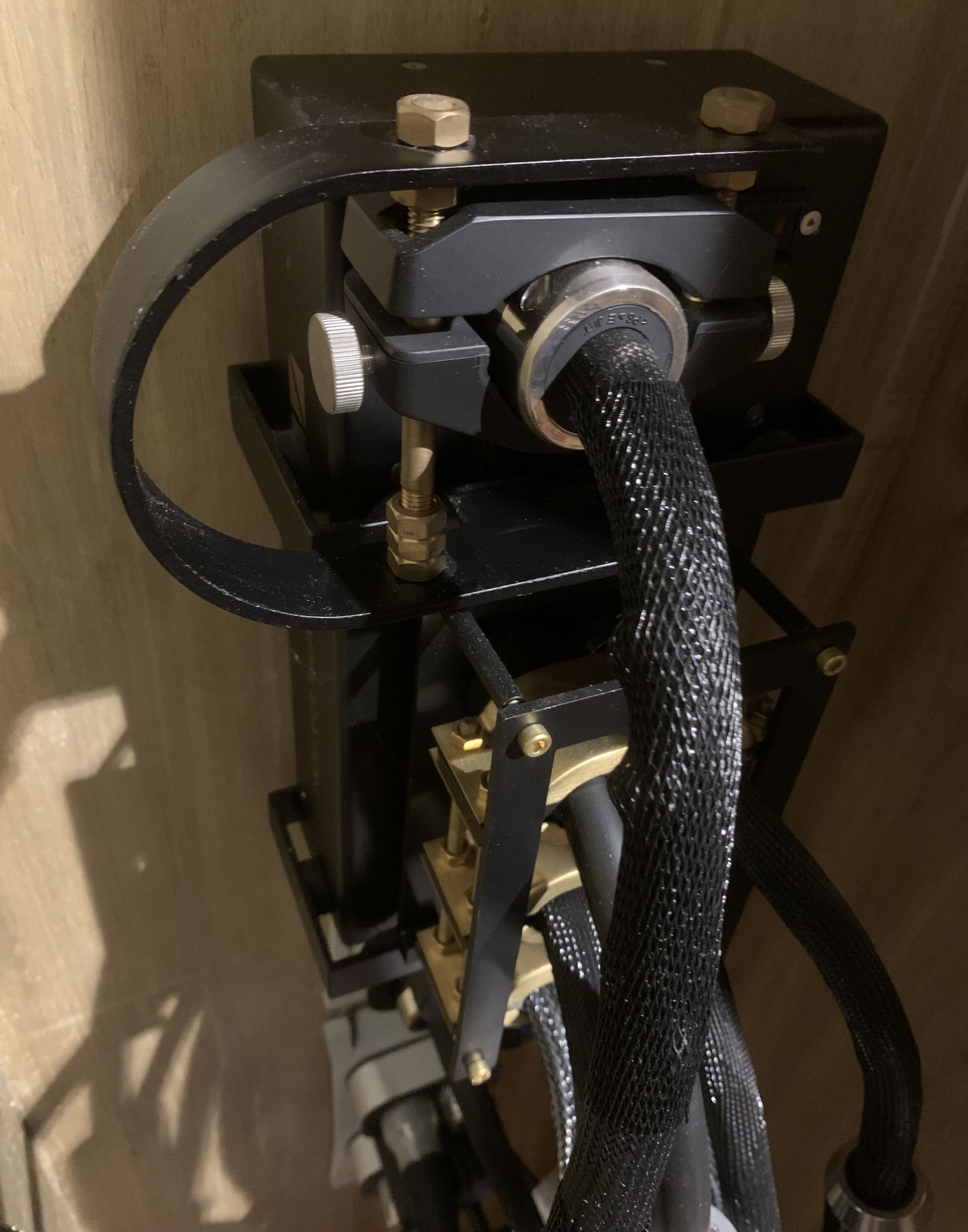 Custom holster for the now retired SA-tt7 distributor - the C19 main power supply connector is secured to its port with a customised Furutech NCF booster bracket.