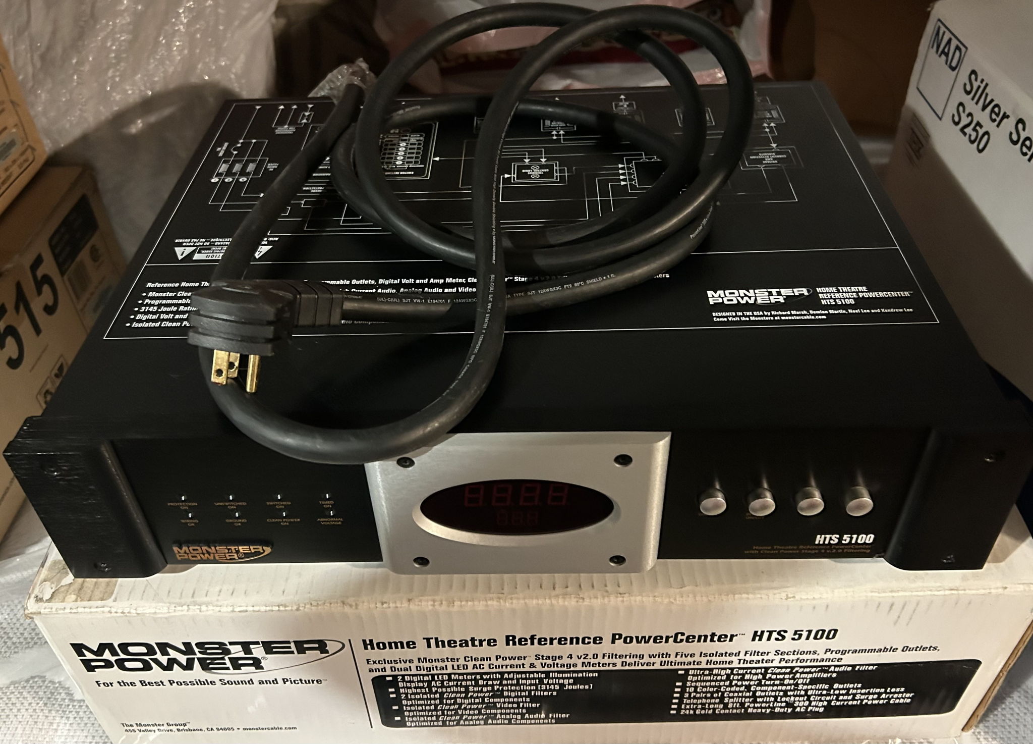 Monster Power HTS 5100 Power Center 8