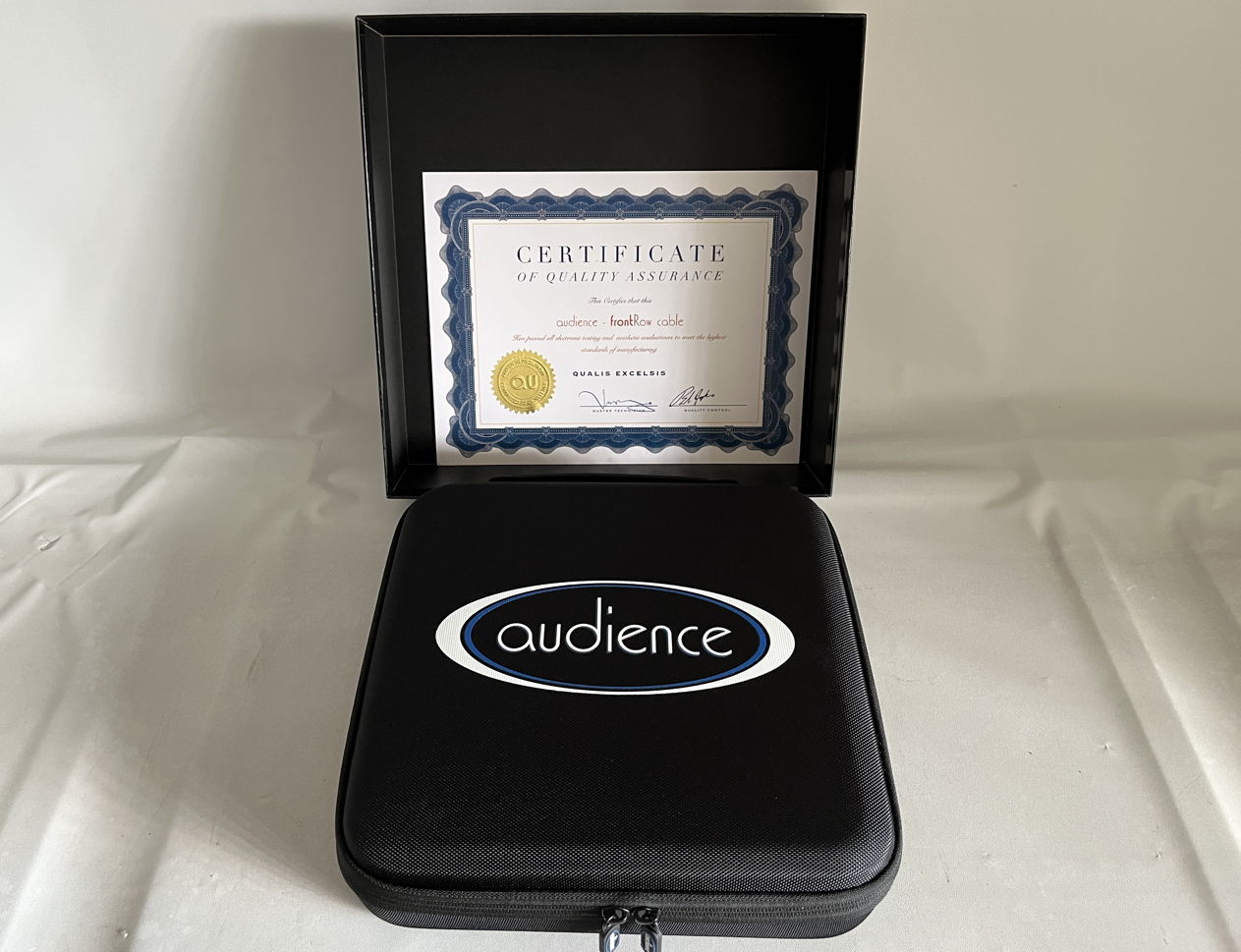 Audience Front Row AES/EBU DIGITAL, 1.5 METERS, NEAR MI... 5