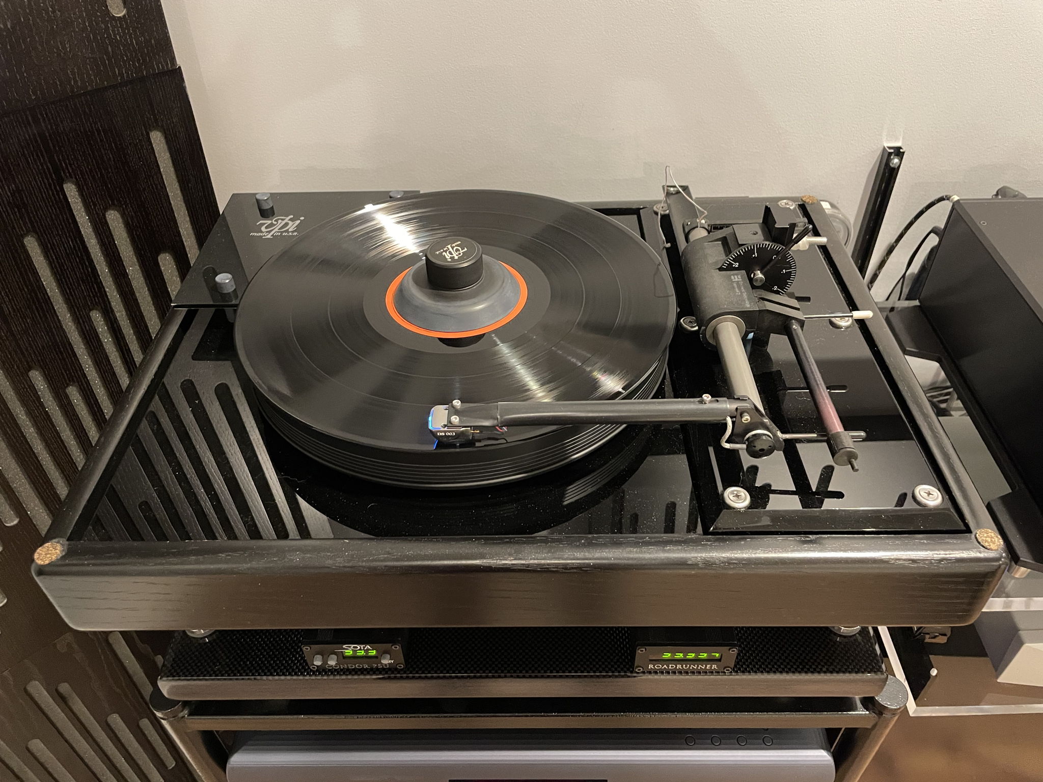 VPI HW-19 MkIV ÜnStock, DS Audio DS003 cartridge, upgraded Eminent Technology 2 tonearm with high-pressure manifold.