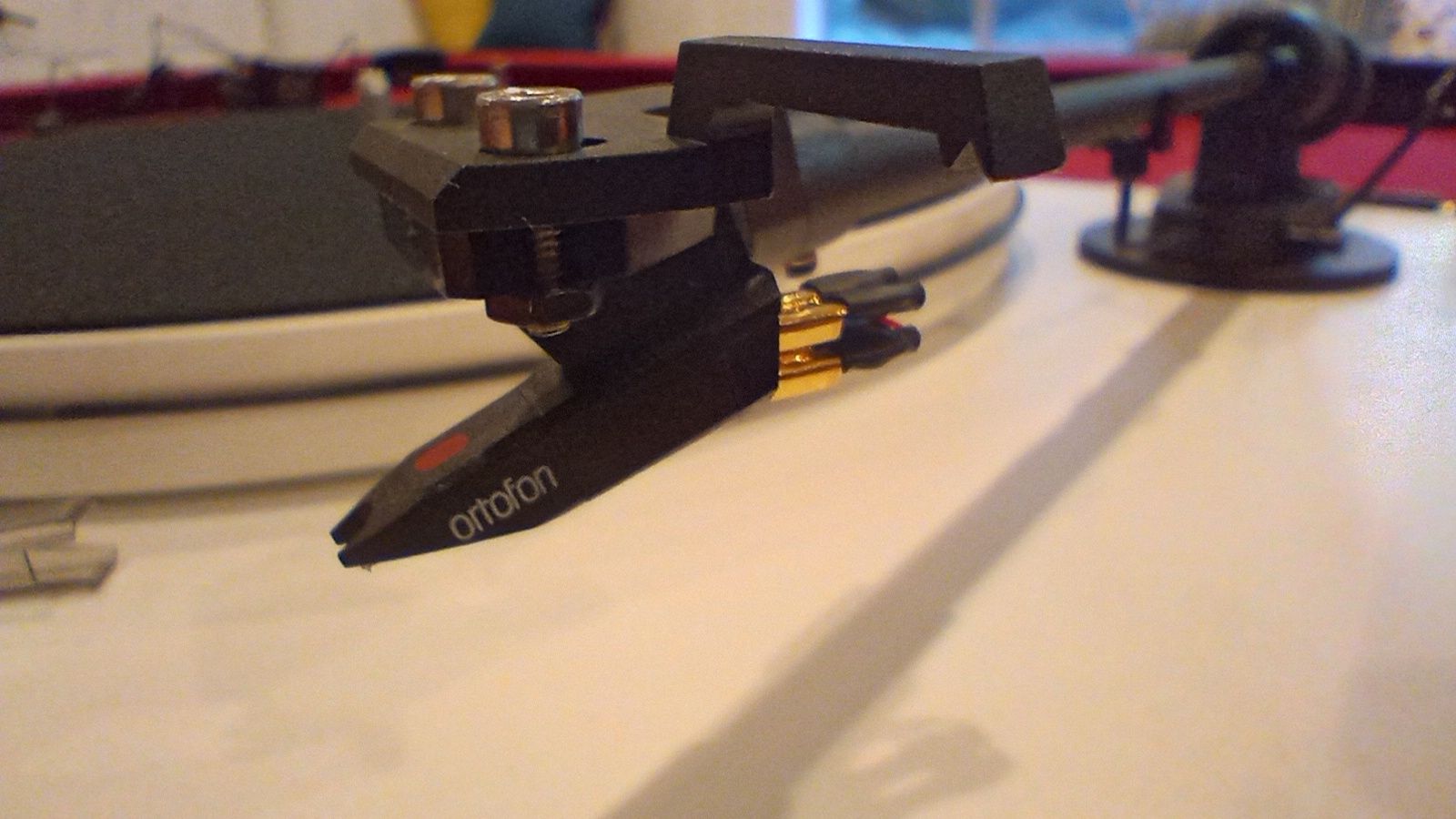 Pro-Ject Triangle Active Series Turntable [White] 3