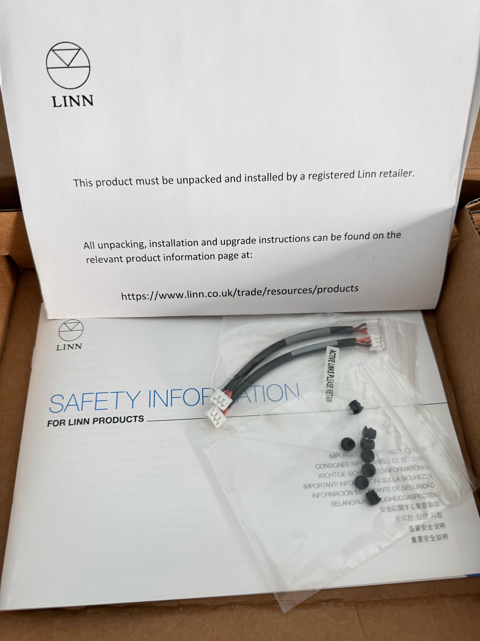 Linn Akurate 4200 power amplifier in black with XLR 5