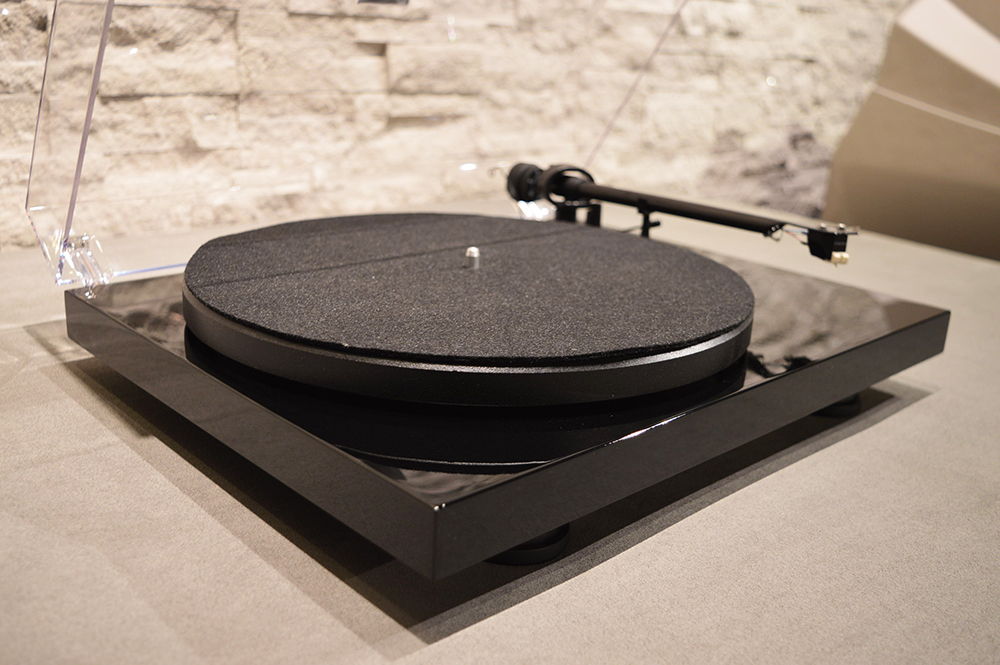 Pro-Ject Debut Carbon EVO Turntable w/Sumiko Rainier Ca... 3