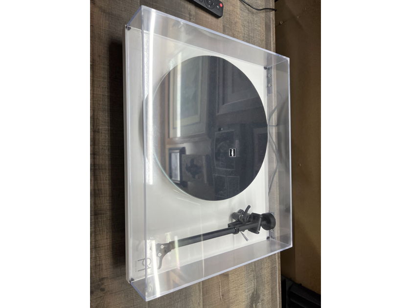 Rega P1 Turntable in White with extra Float Glass Platter