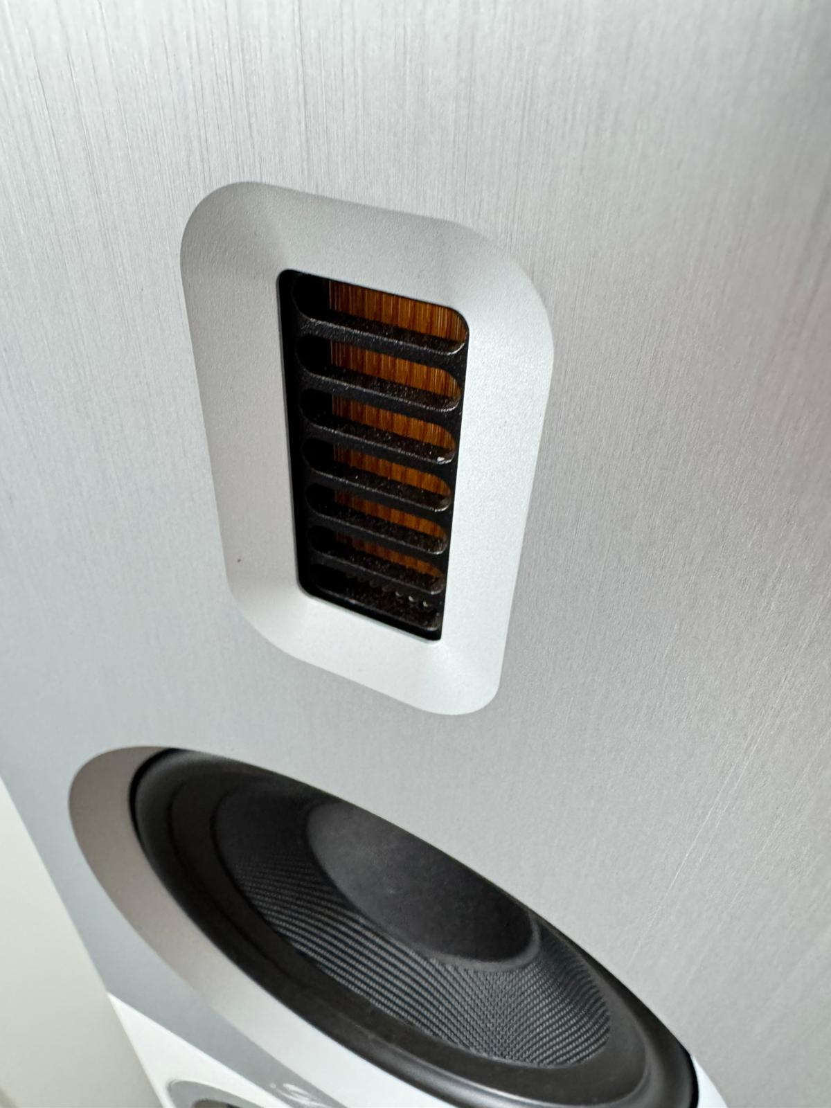 Burmester B28 speakers in white from 2025 4