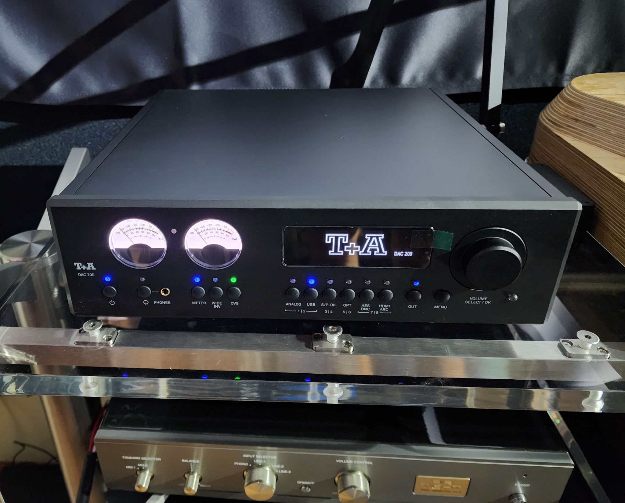 T+A DAC 200 | Digital Converter - Preamp - Headphone Am... 5