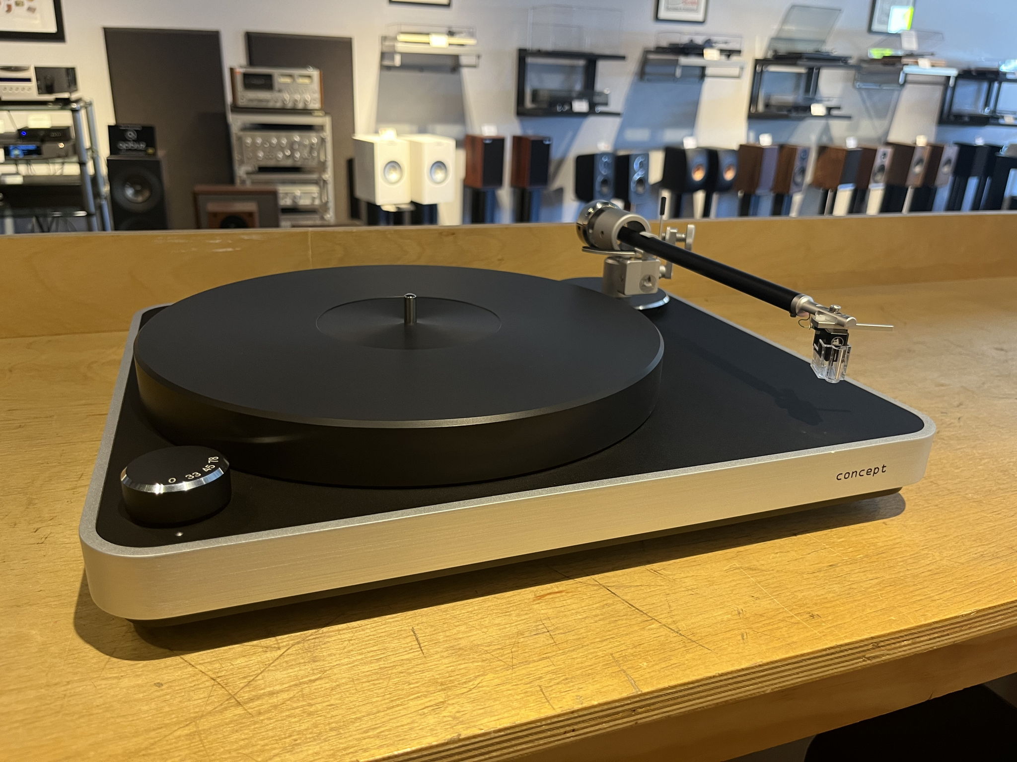 Clearaudio Concept Air Turntable w/ Satisfy Black Tonea...