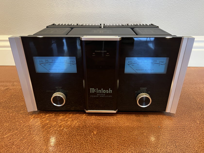 McIntosh MC-252 Solid State Amplifier -- Very Good Condition (see pics!)