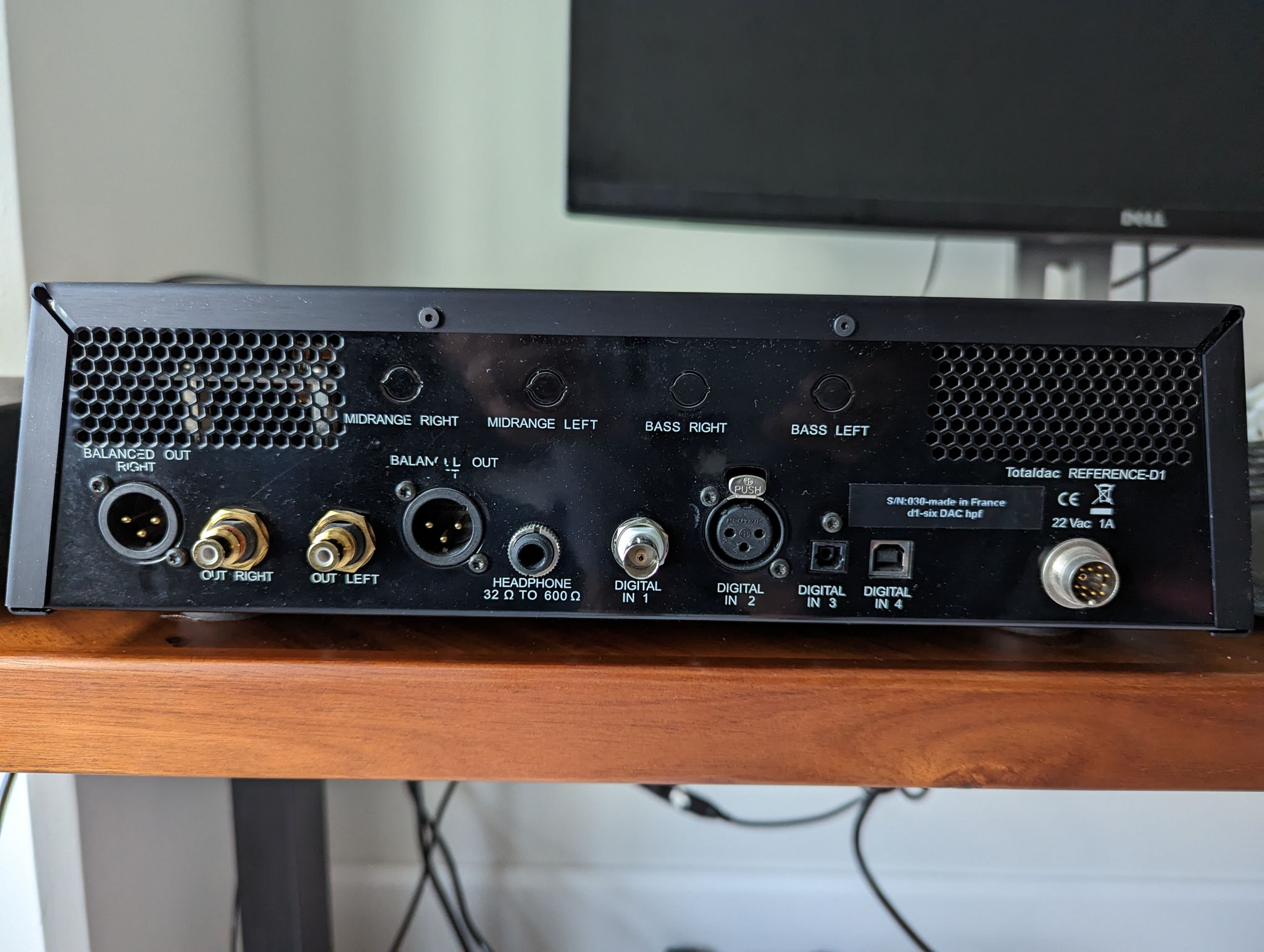Totaldac d1-six dac with live power and DSD 4