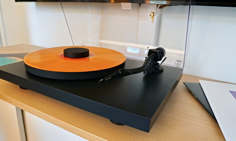 Pro-Ject Debut Pro S Turntable - Black with Easy-to-Swa... 12