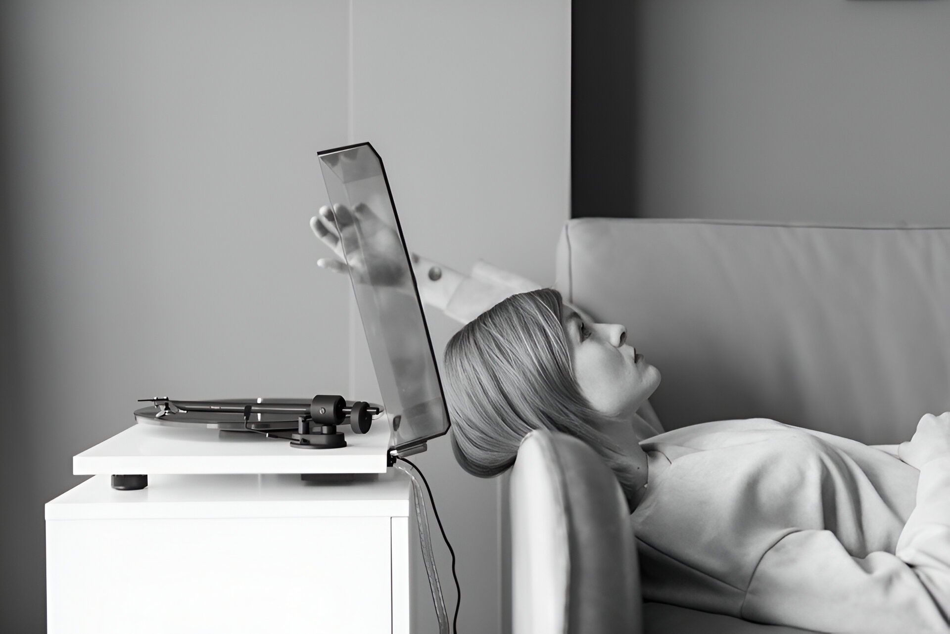 Pro-Ject T1 EVO in Gloss White with Ortofon OM10e Phono... 3