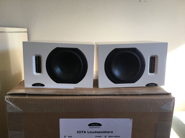 NEAT Iota White Barely Used - reduced