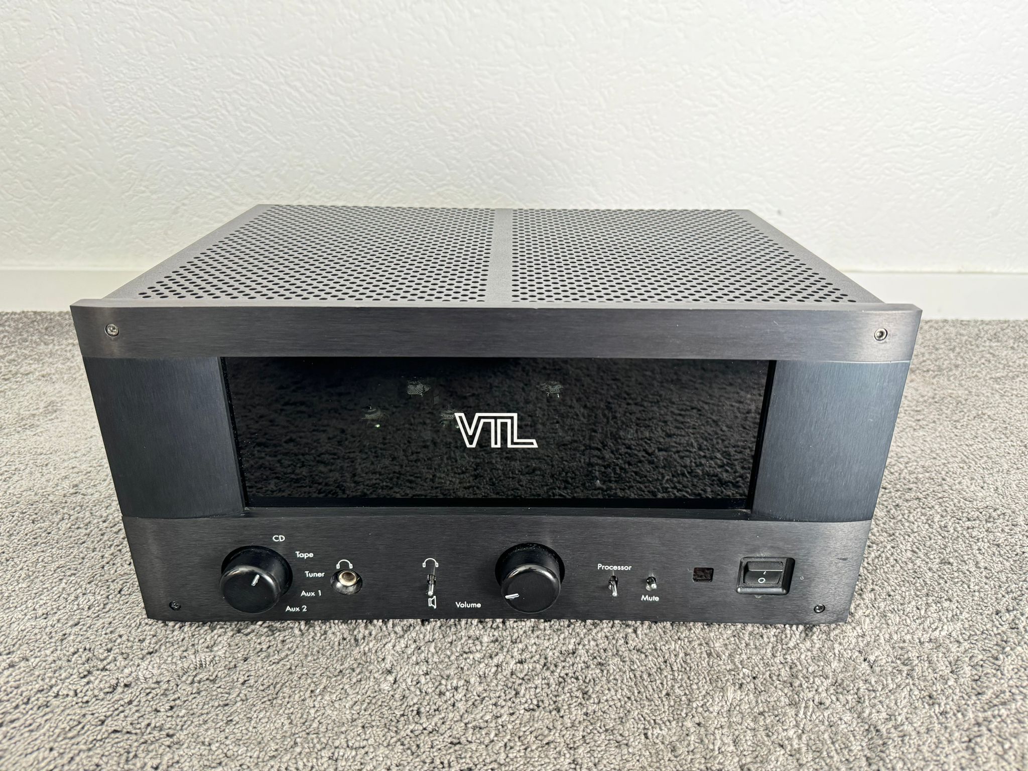 VTL IT-85 integrated amplifier in black