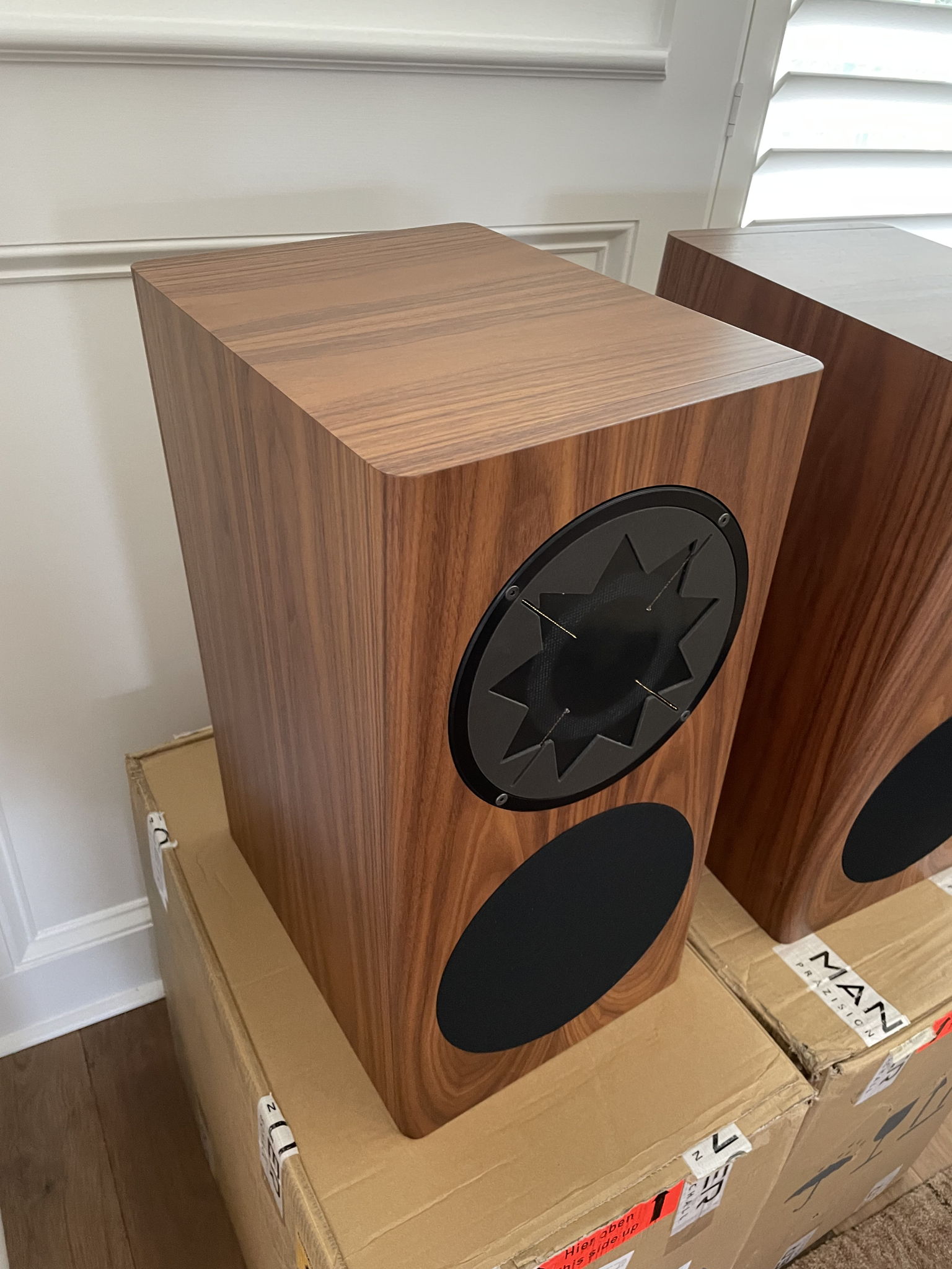 Manger  Z1 Walnut with Stands 5