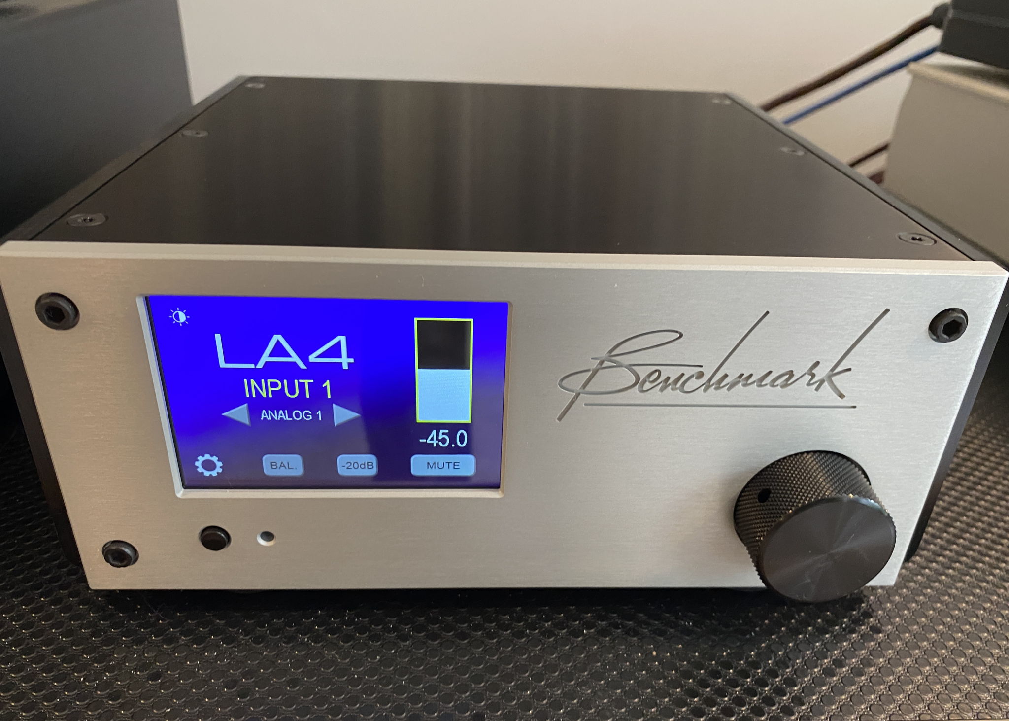 Benchmark LA4 Reference Transistor Pre-Amplifier 2
