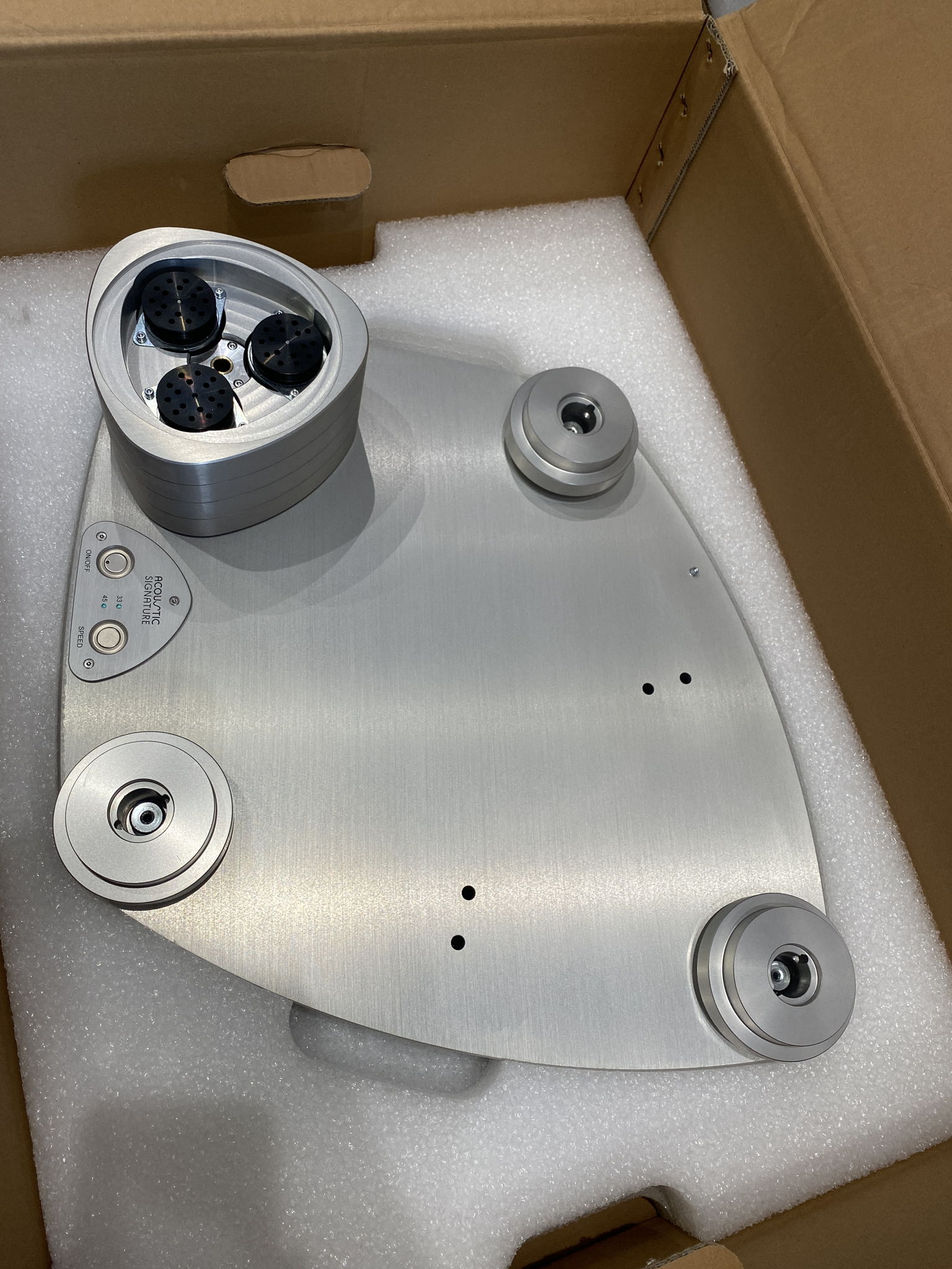 ACOUSTIC SIGNATURE ASCONA TURNTABLE WITH GRAHAM ARMBOAR... 12