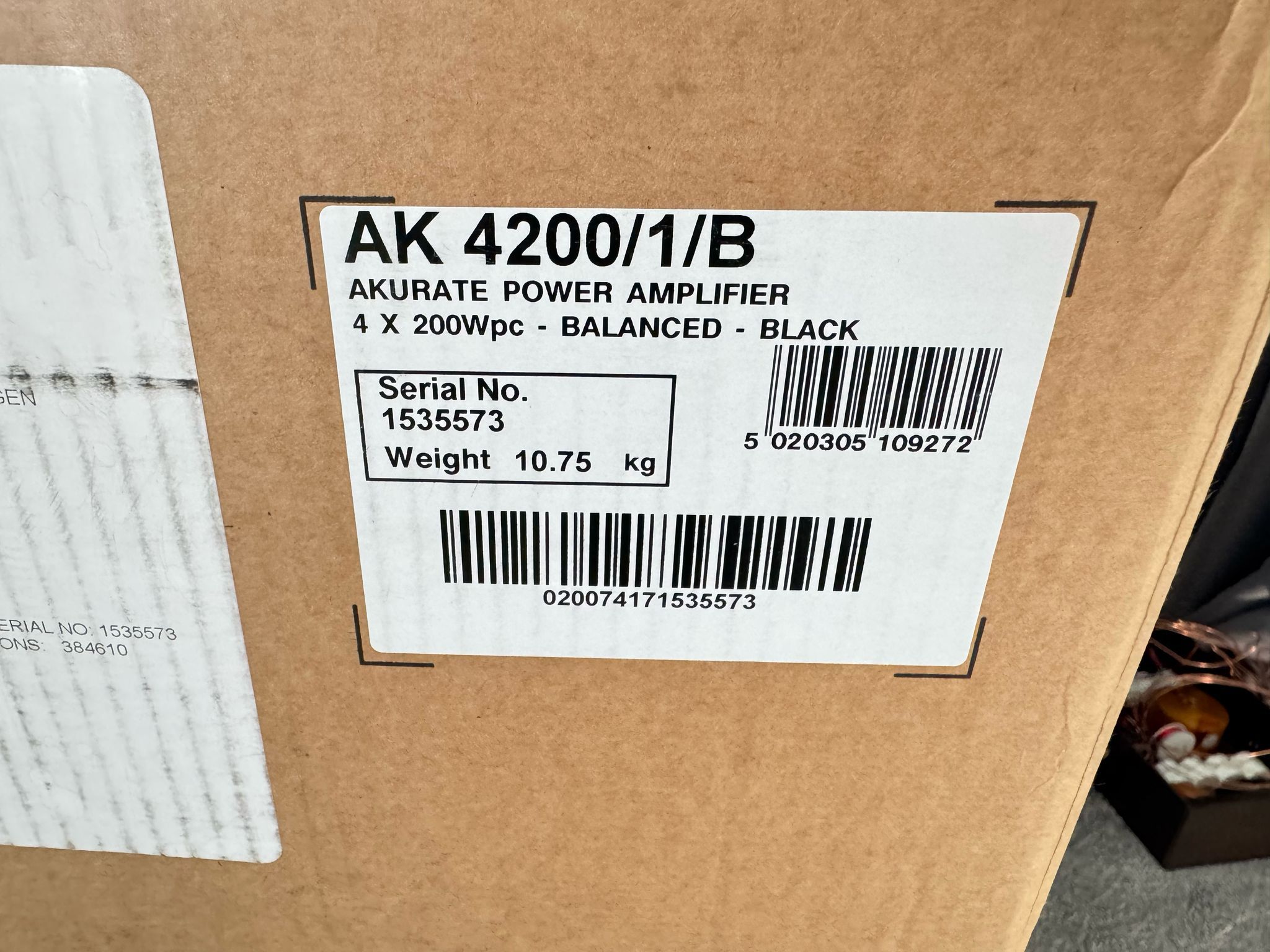 Linn Akurate 4200 power amplifier in black with XLR 6