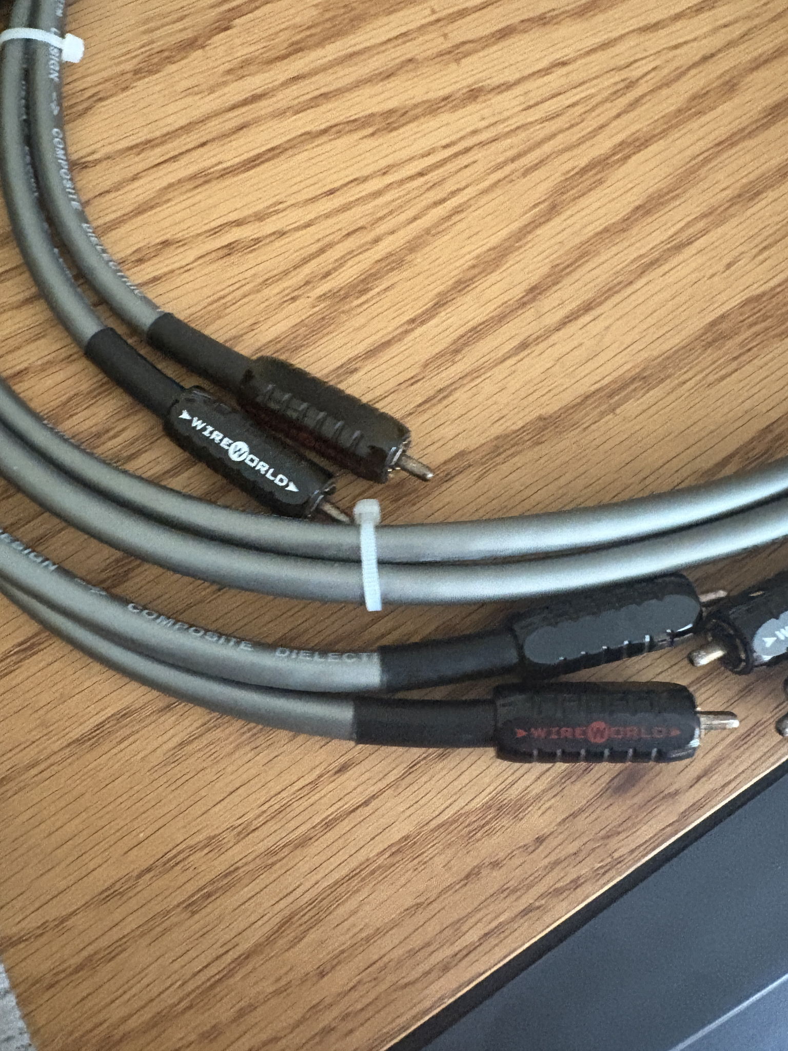 Wireworld Equinox 6 RCA interconnects, (2) 1m and (1) 1... 5