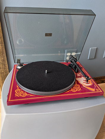 Pro-Ject Essential III OM10 George Harrison Edition – Limitierter Plattenspieler, Nur 2500 Stück Weltweit