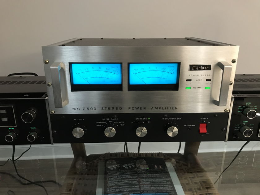 McIntosh 2500 silver amplifier, 500 watts per channel